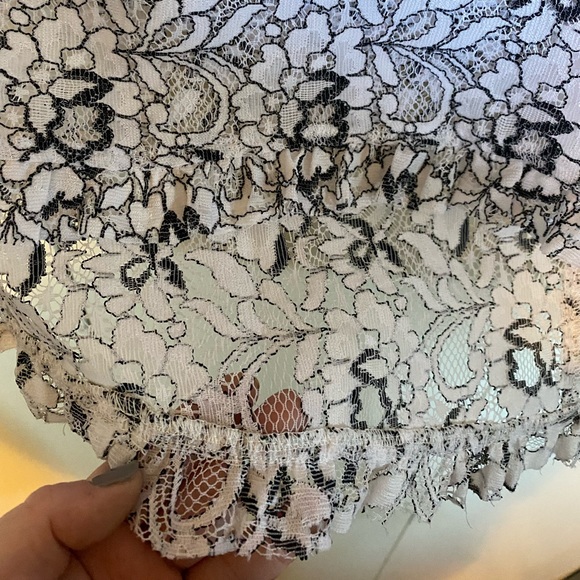 Michael Studio Collection lace tank - Picture 2 of 3